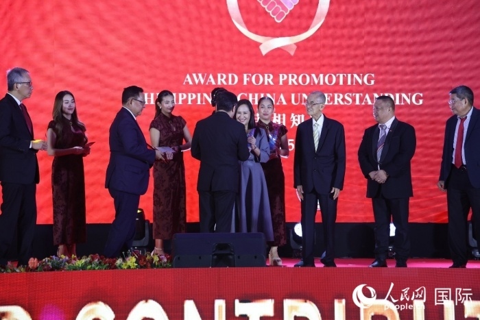 黃溪連大使給榮獲“重要貢獻(xiàn)獎(jiǎng)”的奎松市市長(zhǎng)喬伊·貝蒙蒂等人頒獎(jiǎng)。人民網(wǎng)記者 樊帆攝