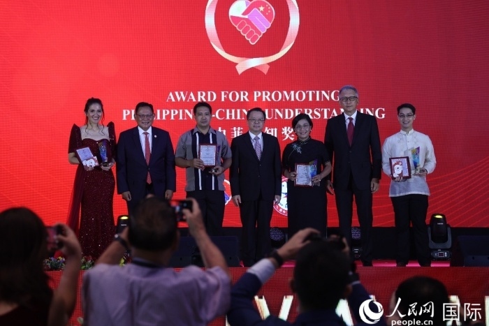 黃溪連大使和菲中了解協(xié)會(huì)主席與榮獲“友誼獎(jiǎng)”的獲獎(jiǎng)?wù)吆嫌傲裟?。人民網(wǎng)記者 樊帆攝