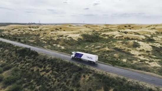 主線科技智能卡車行駛在路上。