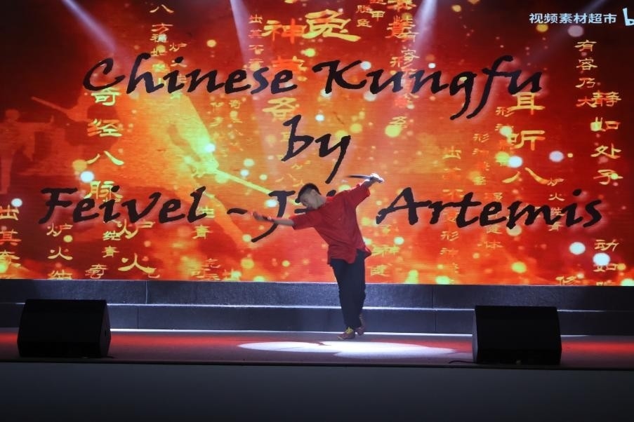 恩星學(xué)校中學(xué)部學(xué)生表演武術(shù)。哈山努丁大學(xué)孔子學(xué)院供圖